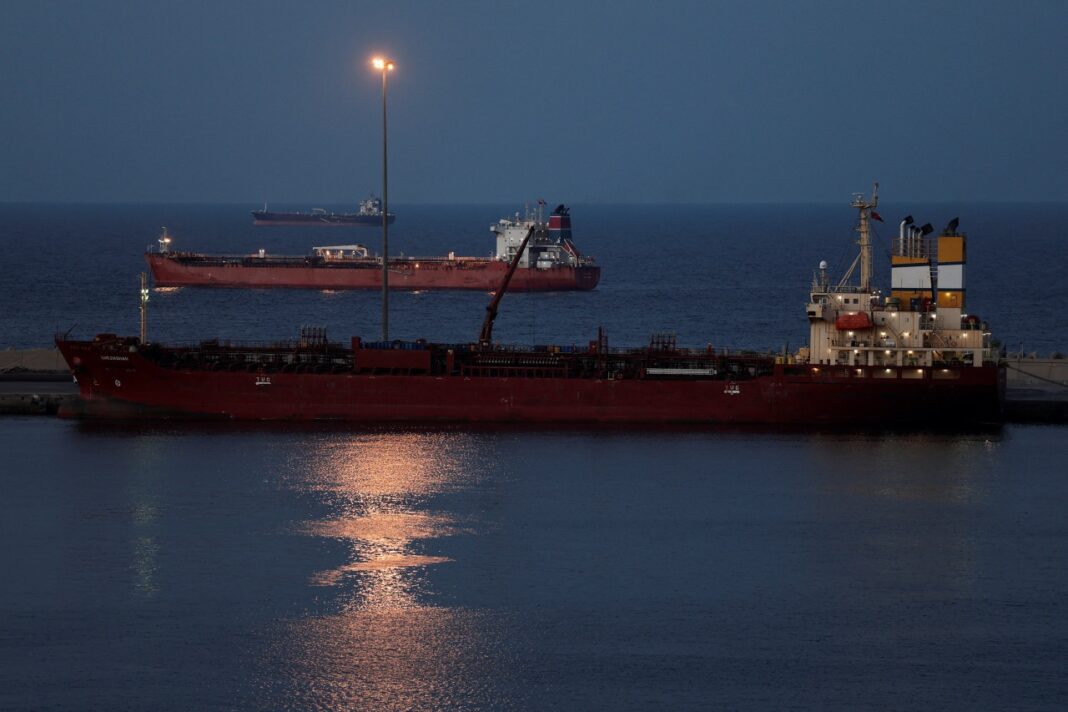 “Iran’s Strategic Leverage Over Hormuz Boosts Oil Exports Amid Regional Tensions”