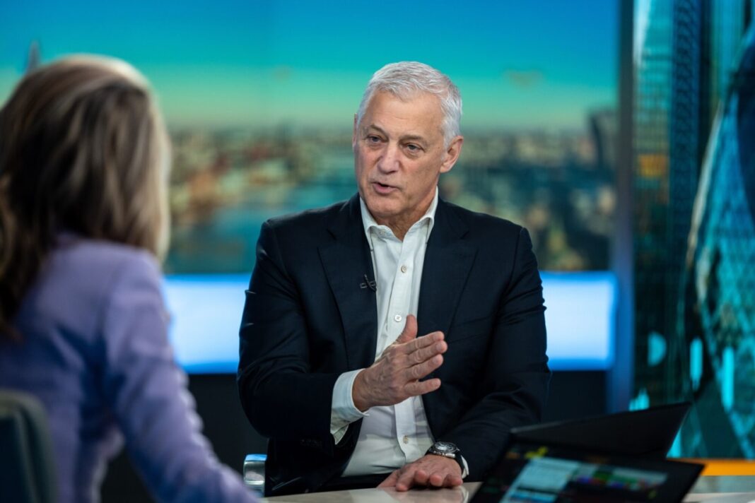 Standard Chartered CEO Clarifies AI Job Cuts Remark After ‘Lower-Value Human Capital’ Backlash