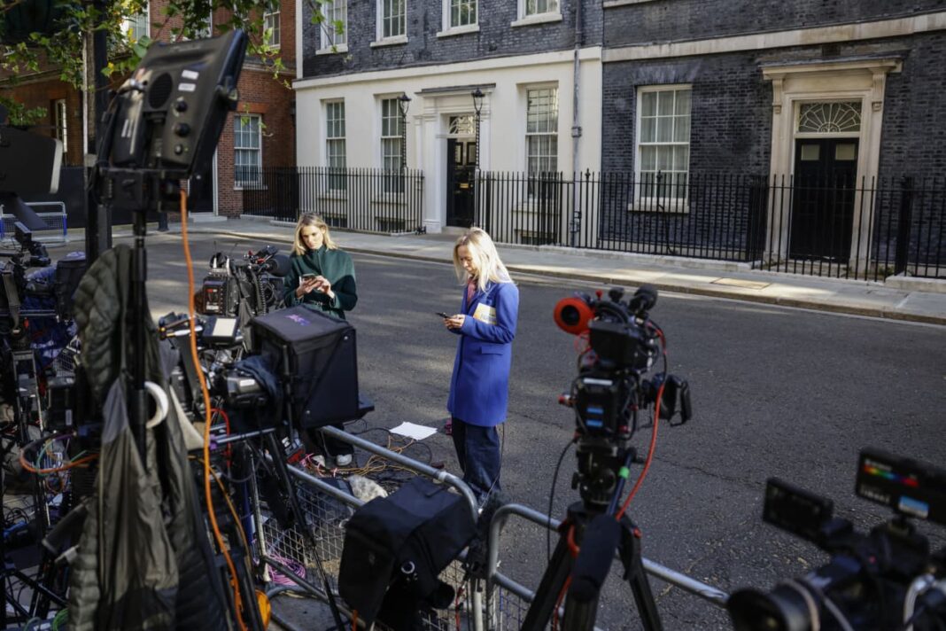 With Keir Starmer on the brink of resignation, British government debt, pound, and FTSE 100 plunge amid political turmoil