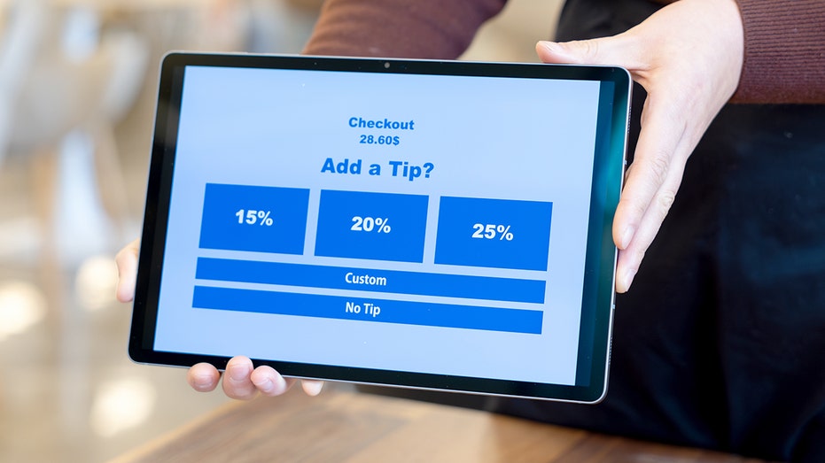 Automatic Tipping Programs Spark Debate as Restaurants Brace for Tourist Influx