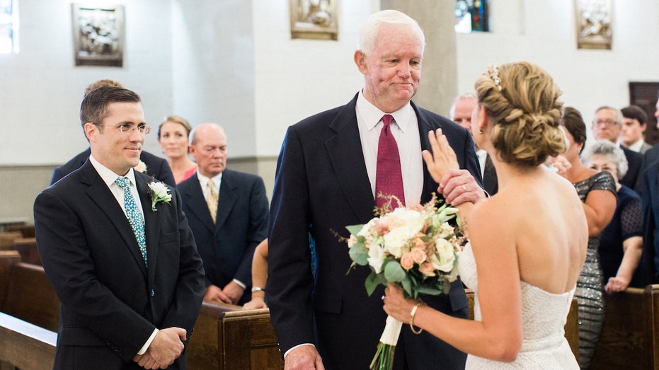 Bride Escorted Down Aisle by Stranger Who Received Her Late Father’s Donated Heart
