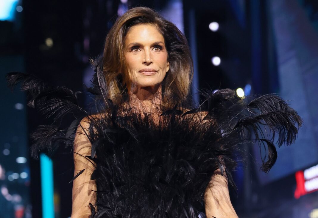 Cindy Crawford’s Honest Take on Why She Talks Herself Out of Facelifts