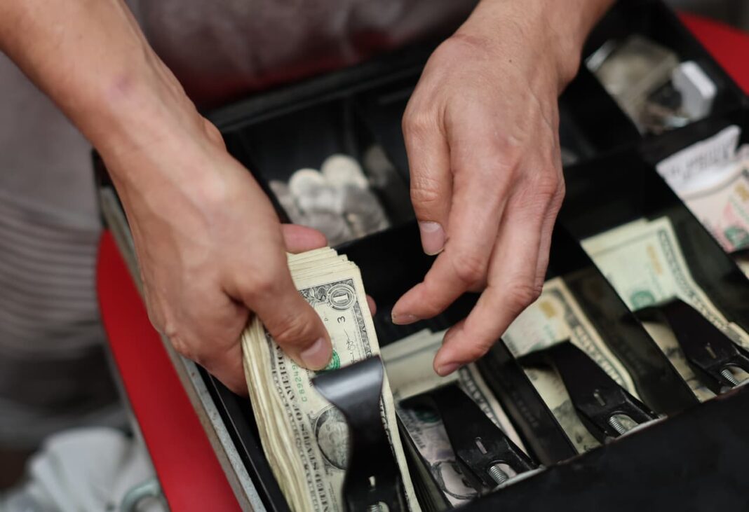 Higher Inflation Drives U.S. Hiring Freezes as Economic Growth Slows for Job Seekers