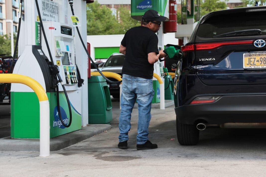 S&P 500 Companies Talk Up Oil Price Risks, But Only a Handful Expect Profit Hits