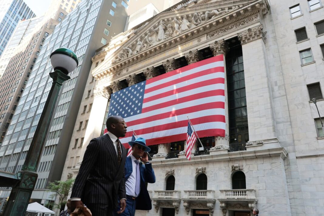 Oil edges higher, U.S. stock futures flat as Wall Street aims to extend record rally into June