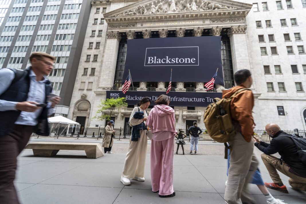 Blackstone Caps Redemptions as Investors Seek $4.4 Billion From Private-Credit Fund