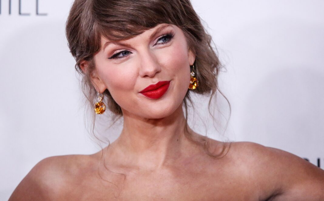 Taylor Swift’s Smudged Cat-Eye Liner Redefines Soft Glam for Millennials—See the Photos
