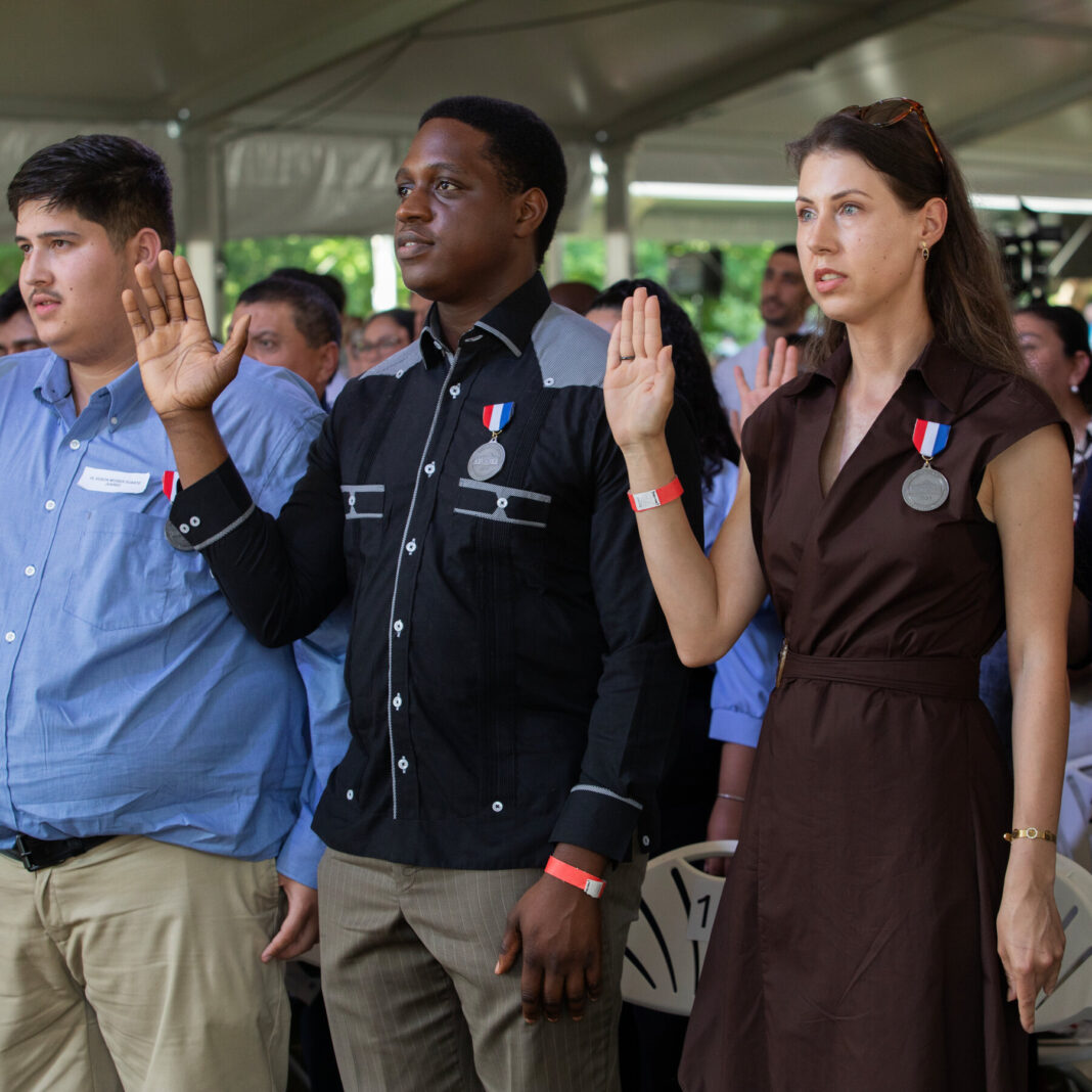 At Monticello, 75 New Citizens Celebrate the Right to Vote — and Share a Slice of Pizza