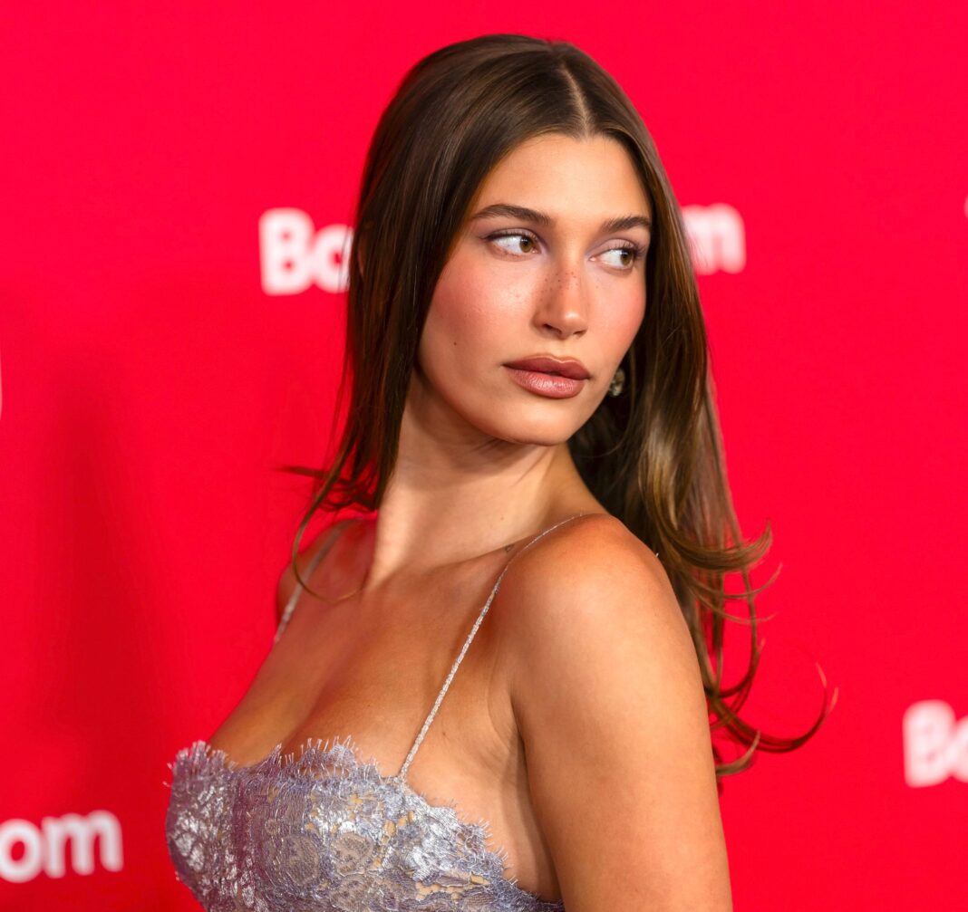 Hailey Bieber’s Y2K Zig-Zag Headband Is Taking Over Her Latest Looks