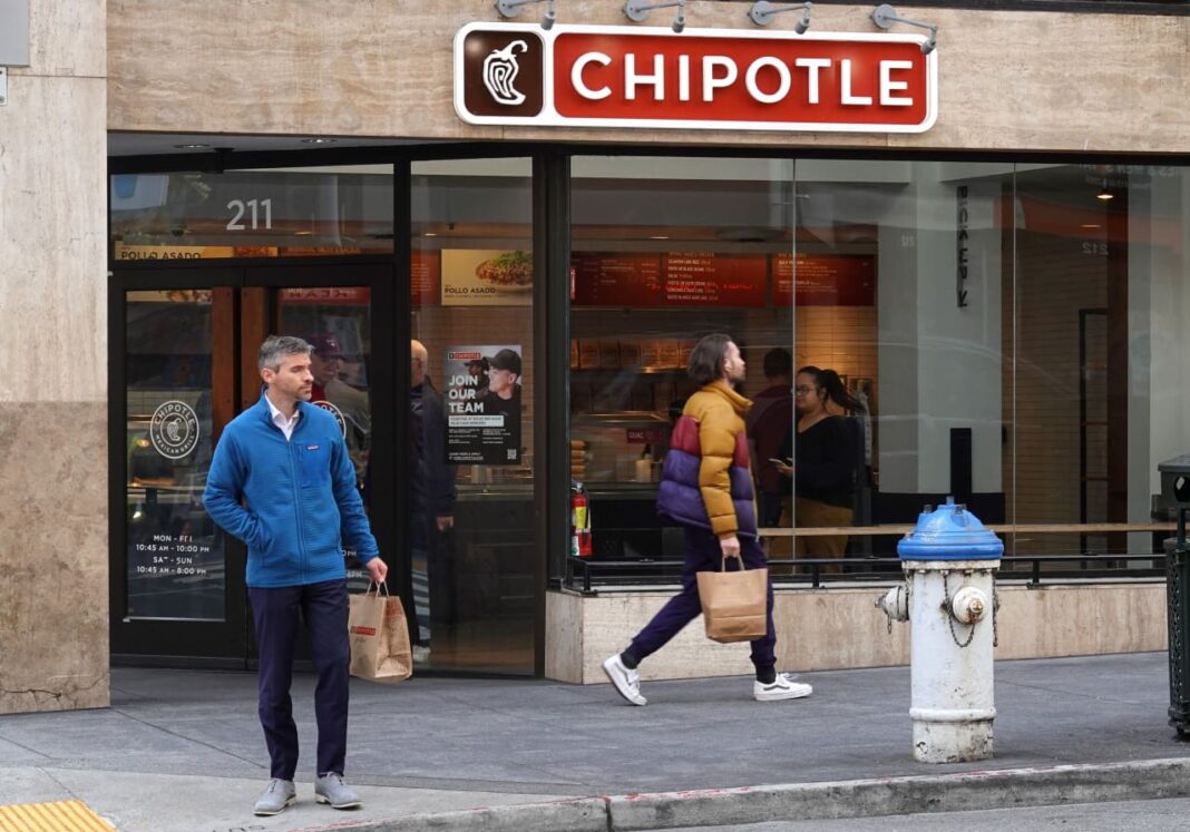 Chipotle Lifts Sales Forecast Despite Lettuce-Linked E. Coli Outbreak Slowing Customer Traffic
