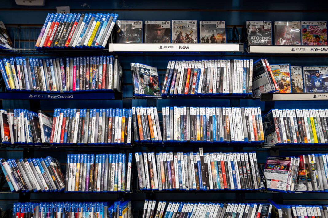 Gamer Cashes Out $1,000 in Physical Discs at GameStop as Sony Marks the End of the Disc Era