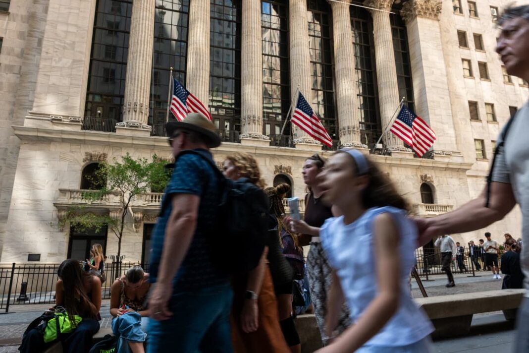 Individual Investors Dump Stocks at Fastest Pace Since the COVID Crash