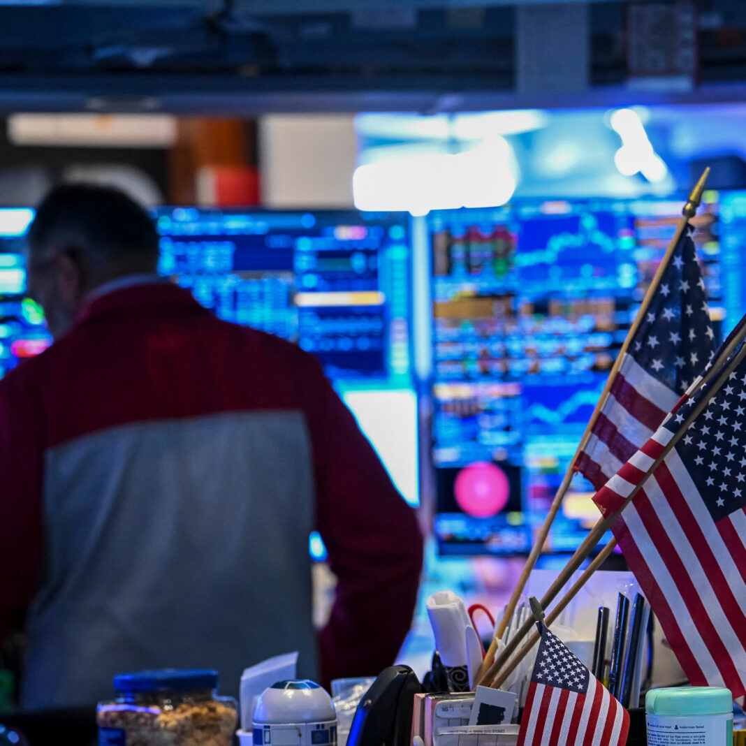 Congress Stock Trading Scandals Fuel Midterm Election Attacks on Incumbents