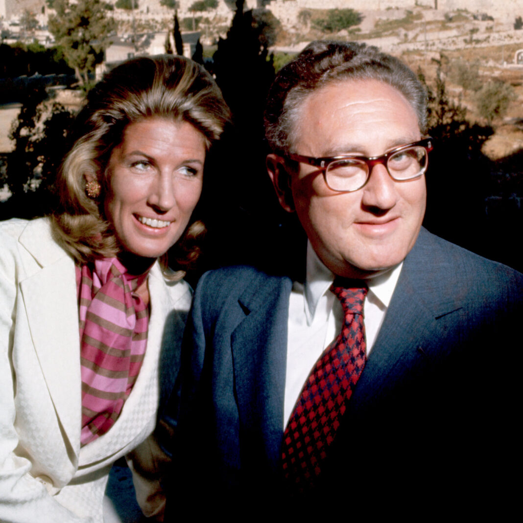 Nancy Kissinger, Foreign Policy Adviser and Wife of Former Secretary of State, Dies at 92
