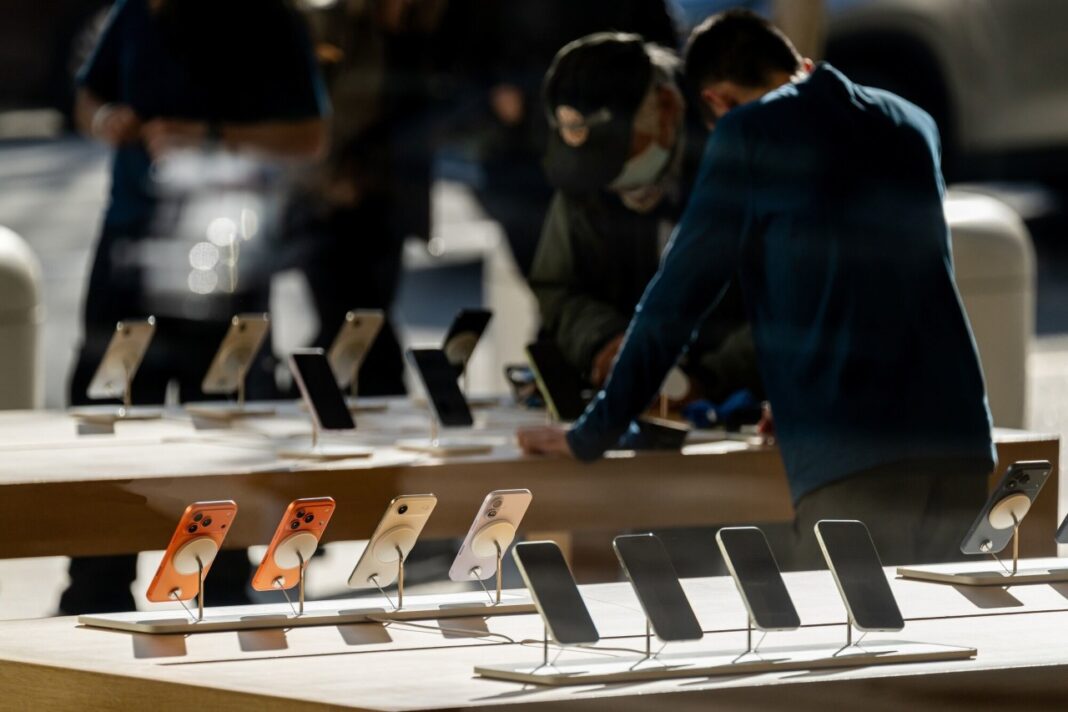 Tech Titans Diverge: Amazon Soars, Apple Stumbles, Tesla Weighs China Exit
