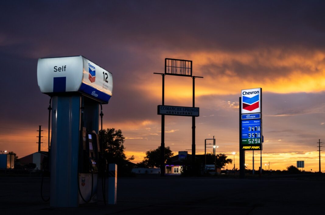 Stock Futures Slip as Chip Stocks Drag, Bond Rout Deepens With Oil Above $90