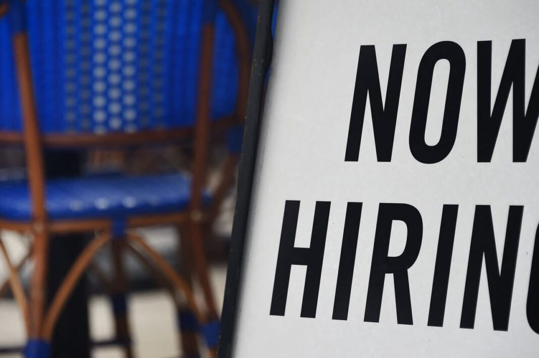 U.S. Labor Market Stuck: Why Job Openings Are Scarce and Hiring Won’t Improve Soon