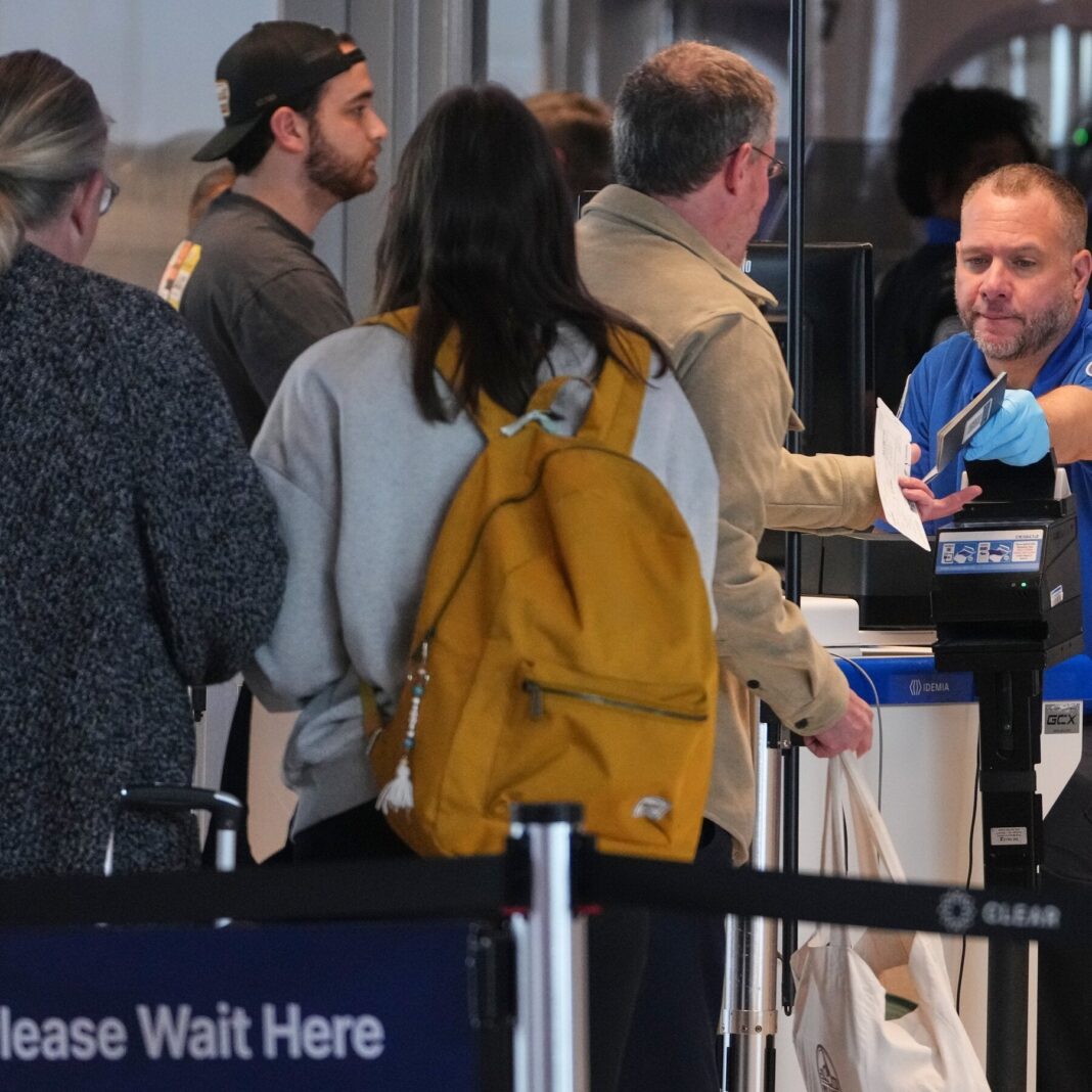 T.S.A. Officers Ordered to Stand During Airport ID Checks, Union Pushes Back