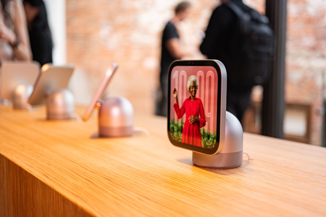 The Apple HomeView Is a Wall-Mounted Apple Watch That Runs Your Smart Home