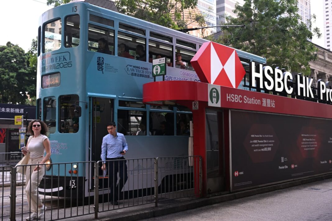 HSBC Shares Fall 7% as Customers Chase Higher-Rate Products, Squeezing Bank Margins