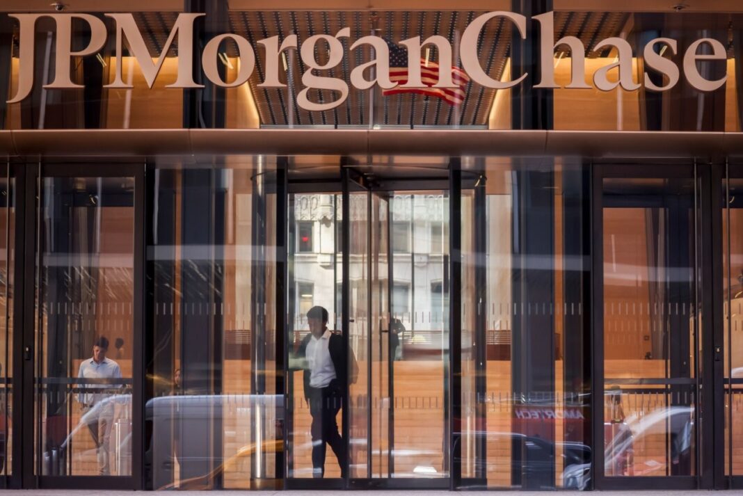 Bank Earnings Beat Forecasts, Yet Investors Stay Cautious