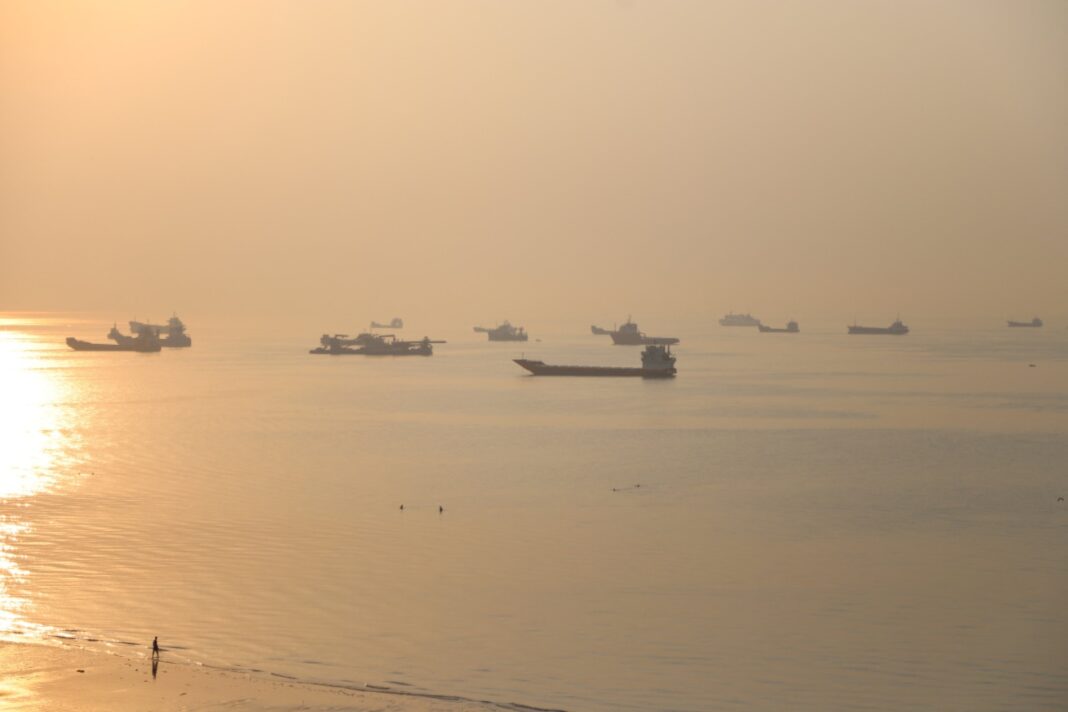 The Bond Rout Is Deepening Even as Oil Tankers Return to the Strait of Hormuz