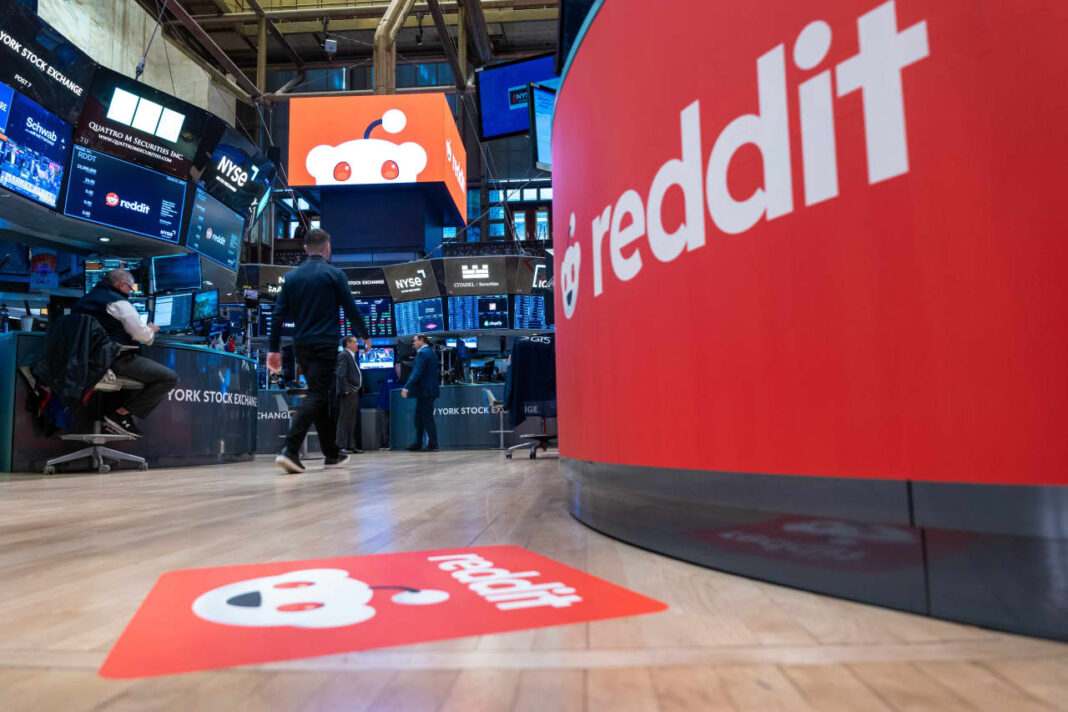 Reddit Stock Plunges 25% on Weak Revenue Outlook — Analysts Warn More Downside Ahead