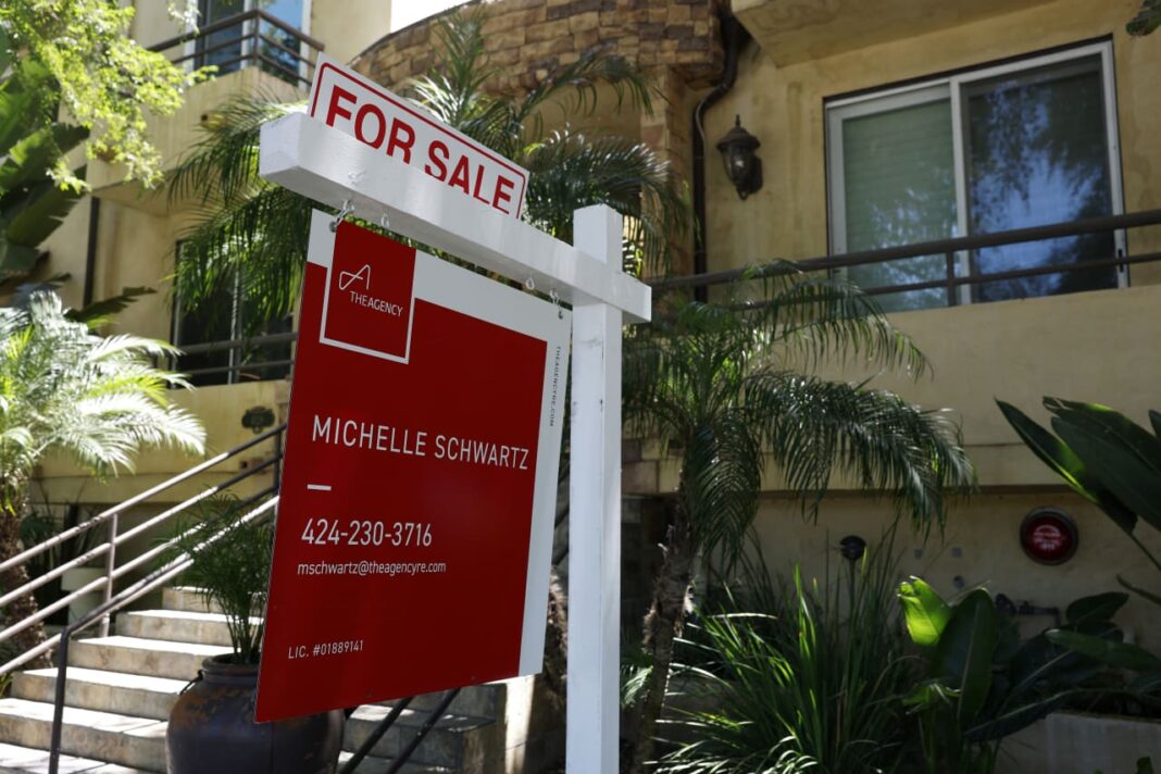 Pending Home Sales Plunge to 25-Year Low as 7% Mortgage Rates Drive Buyers Away