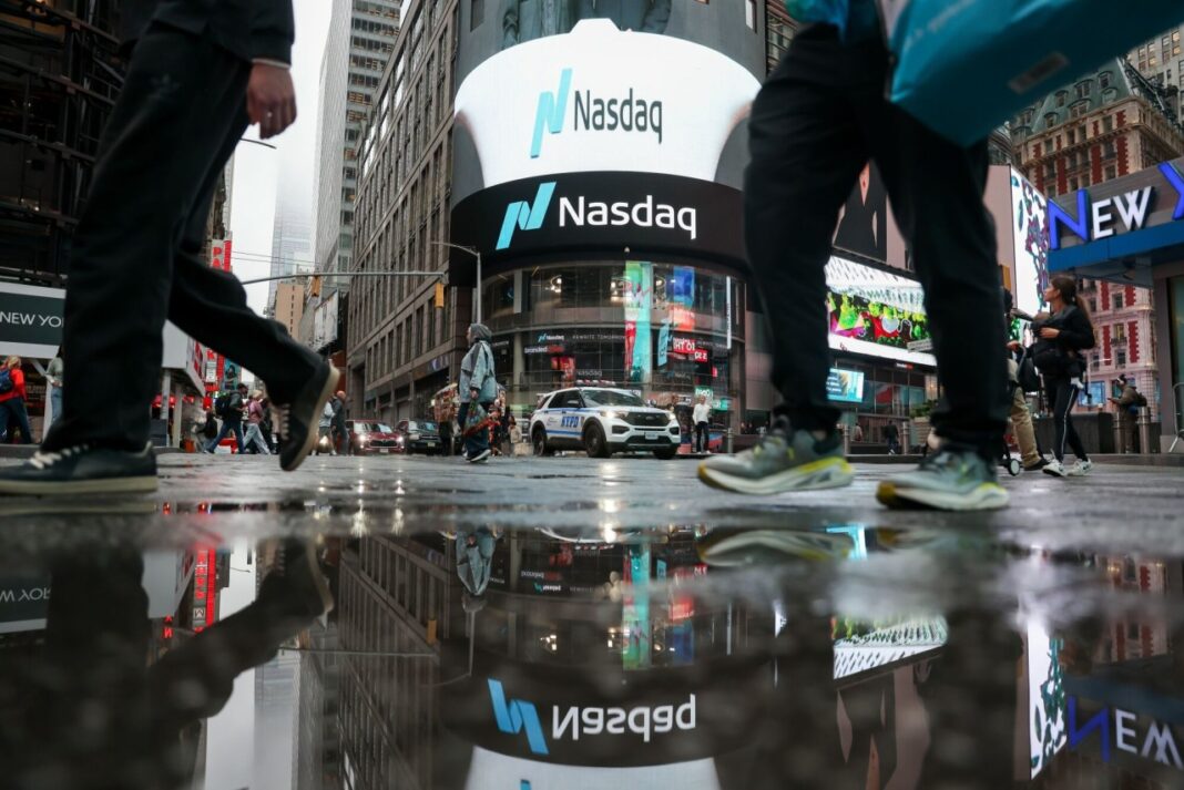 Tech Stocks Slide as AI Spending Fears Weigh on Markets